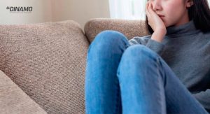 Mujer triste por el contacto cero